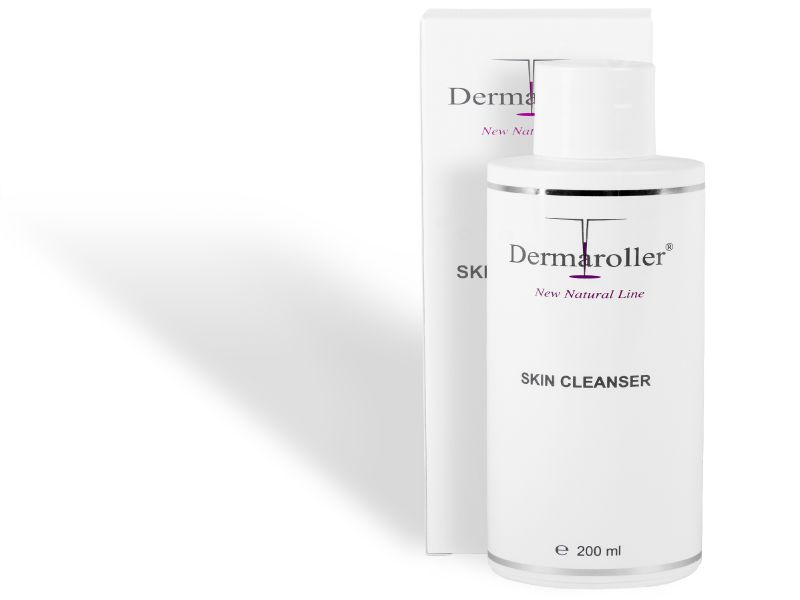 Weiße Flasche mit Dermaroller Skin Cleanser und 200 ml Inhalt.