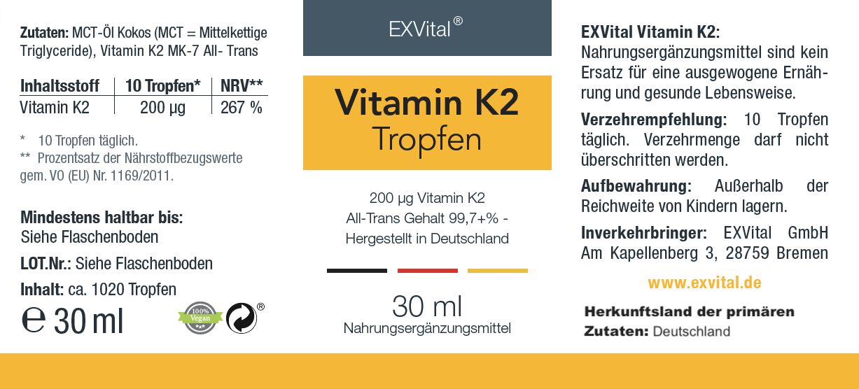 Etikett mit Informationen zu Vitamin K2 Tropfen. Enthält 200 µg Vitamin K2, All-Trans Gehalt 99,7+%. Inhalt: 30 ml. Hergestellt in Deutschland.