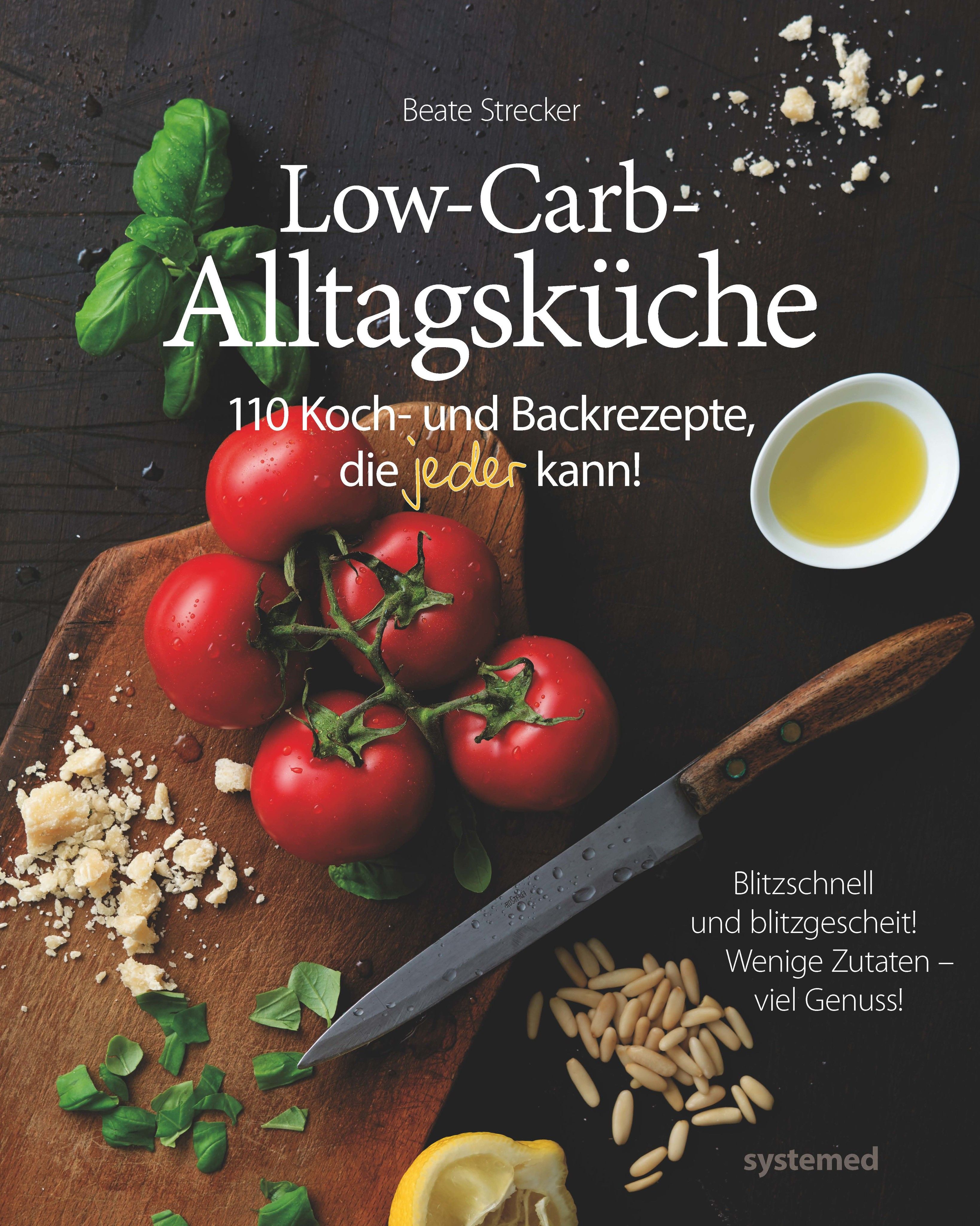 Buchcover mit Titel "Low-Carb-Alltagsküche". Tomaten, Messer, Öl, Pinienkerne und Zitrone auf Holzbrett. Autor: Beate Strecker.