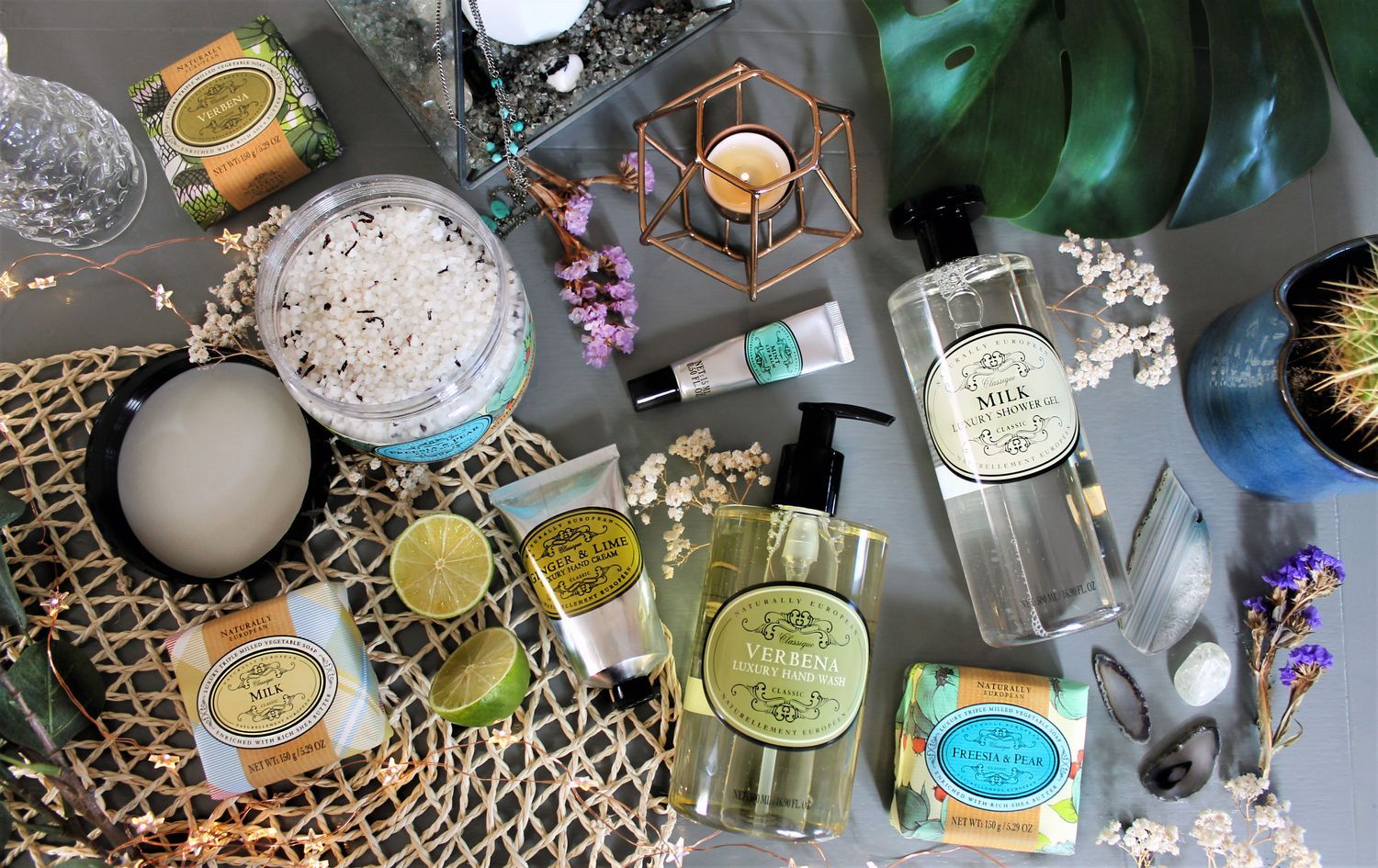 Verschiedene Körperpflegeprodukte, darunter Seife, Handcreme und Badesalz.