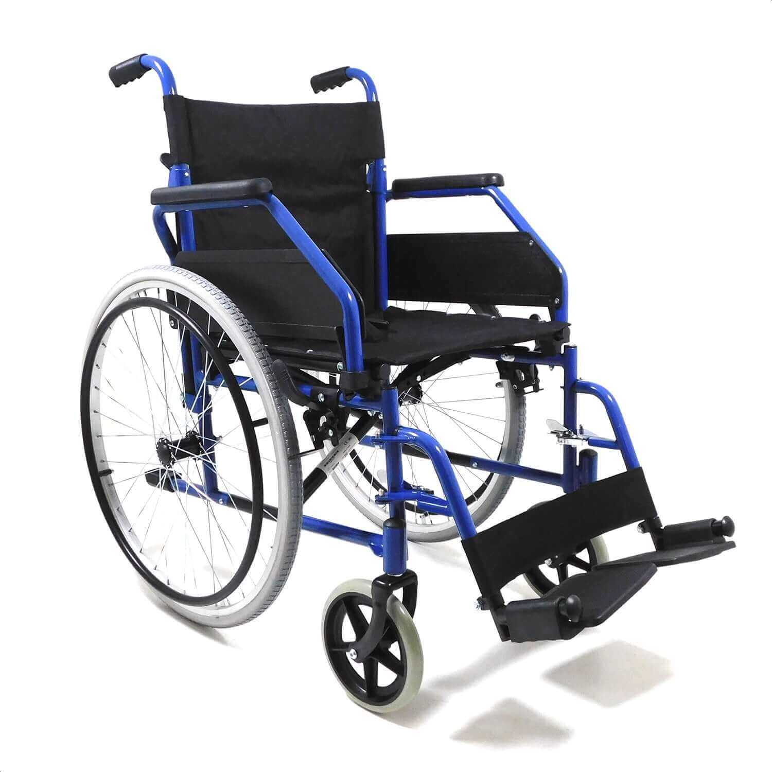 Sedia a rotelle blu con sedile e schienale neri. Braccioli ribaltabili e poggiapiedi. Grandi ruote posteriori, piccole ruote anteriori.