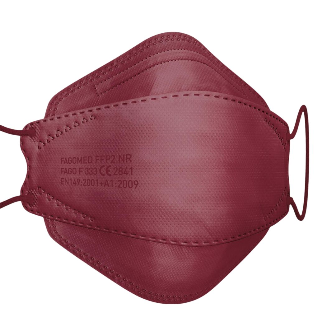 Weinrote FFP2-Maske. Aufgedruckte Schrift: FAGOMED FFP2 NR, FAGO F 333, CE 2841, EN149:2001+A1:2009. Mit Ohrschlaufen.