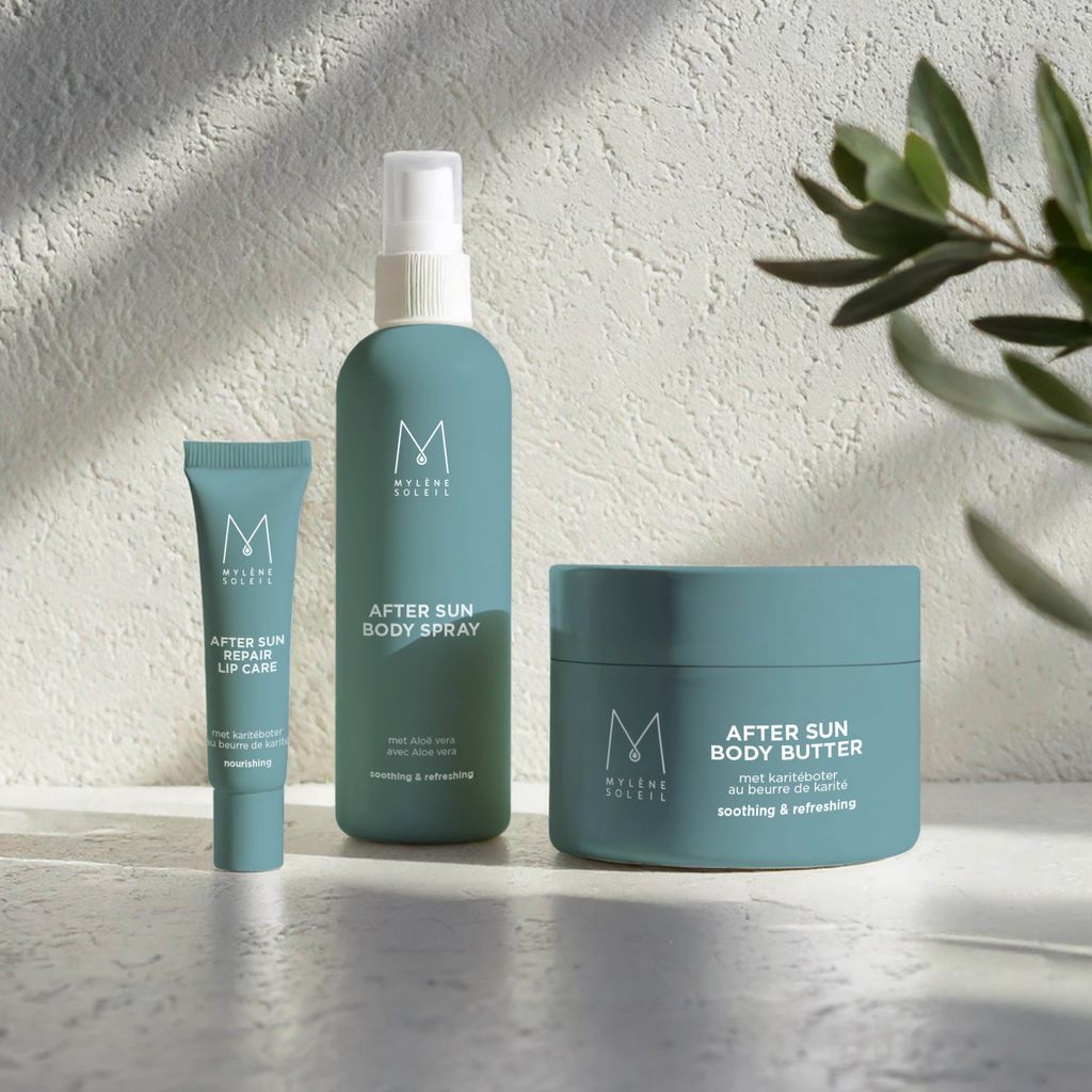 Drei türkisfarbene Mylène-Produkte: After Sun Body Butter, Body Spray und Lip Care. Aufschrift: After Sun, Mylène Soleil.