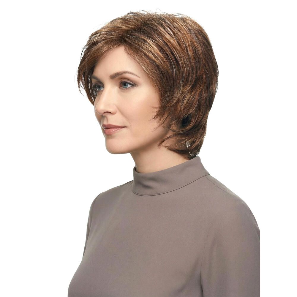 Kurzhaarperücke mit braunen und blonden Strähnen. Seitliche Ansicht einer Frau mit hochgeschlossenem Kragen.