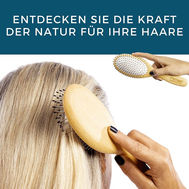 Eine Hand bürstet blondes Haar mit einer REMOS Haarbürste aus Holz mit Stahlstiften.