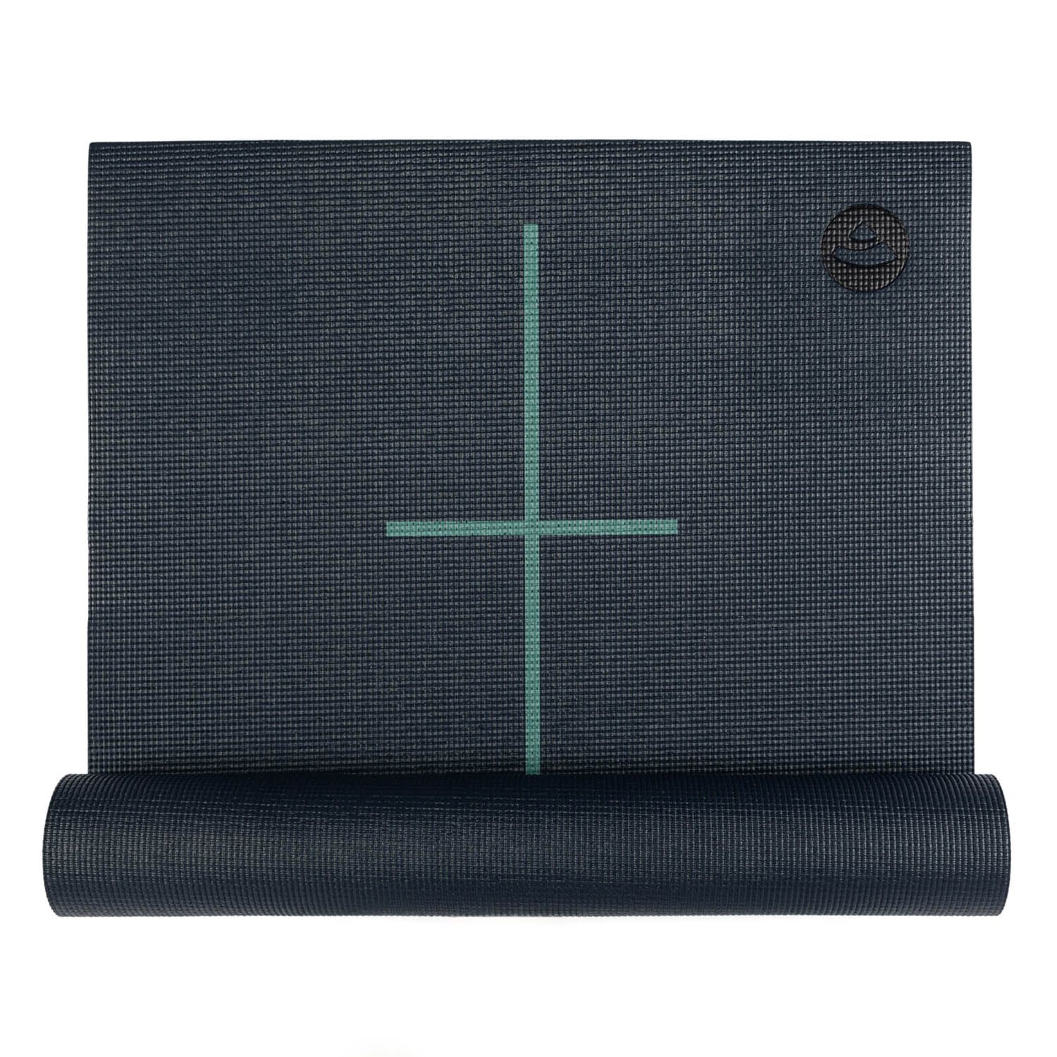 Dunkelblaue Yogamatte mit grünen Ausrichtungslinien. Gerollt, mit Logo. YANTRA/ALIGNMENT.