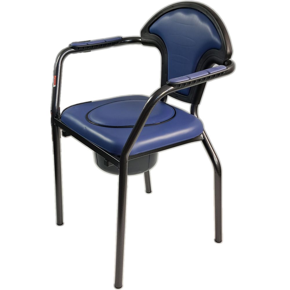 Toilettenstuhl, blau gepolstert, mit Armlehnen und Rückenlehne. Schwarzes Metallgestell. Perspektivische Ansicht.