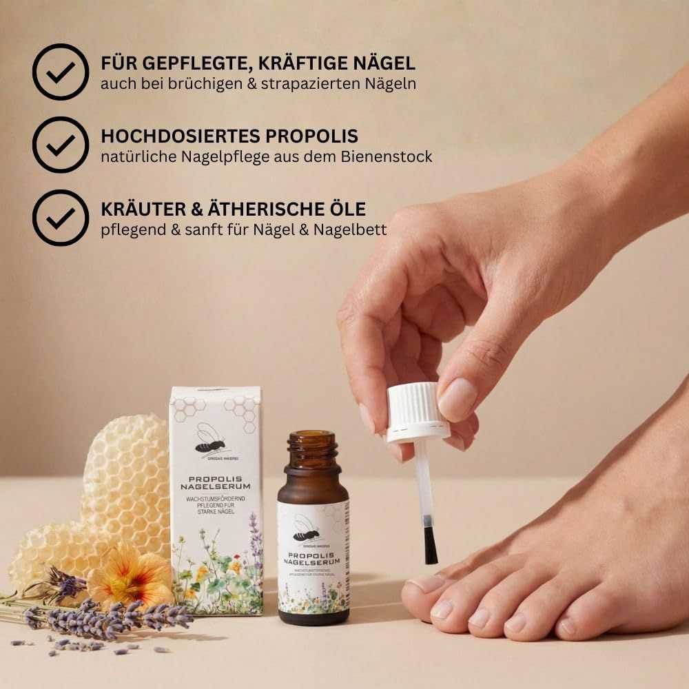 Hand wendet Propolis Nagelserum mit Pinsel an. Flasche, Schachtel und Bienenwaben im Hintergrund.