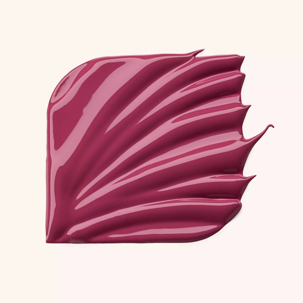 Rosa Lippenlack-Abstrich auf hellem Hintergrund. Glänzende Textur, wellenförmig aufgetragen.