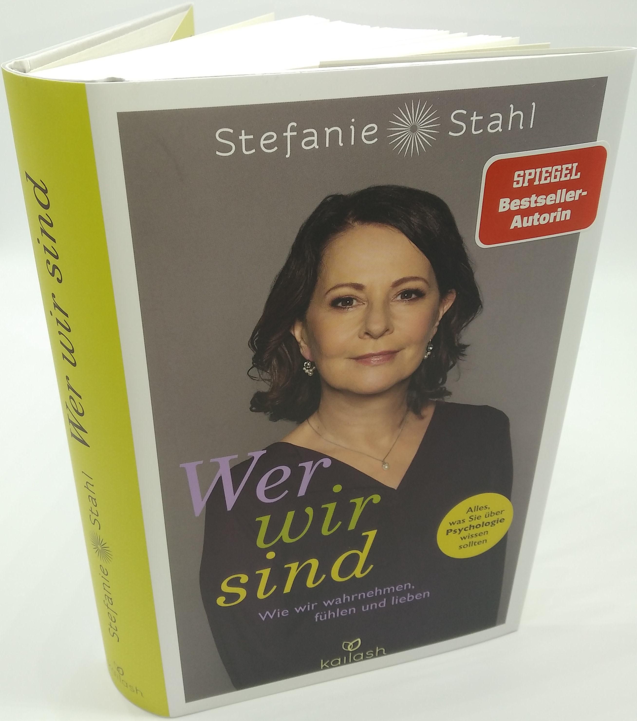 Buch mit Cover von Wer wir sind. Autorin: Stefanie Stahl. Spiegel Bestseller-Auszeichnung. Buchrücken gelb.