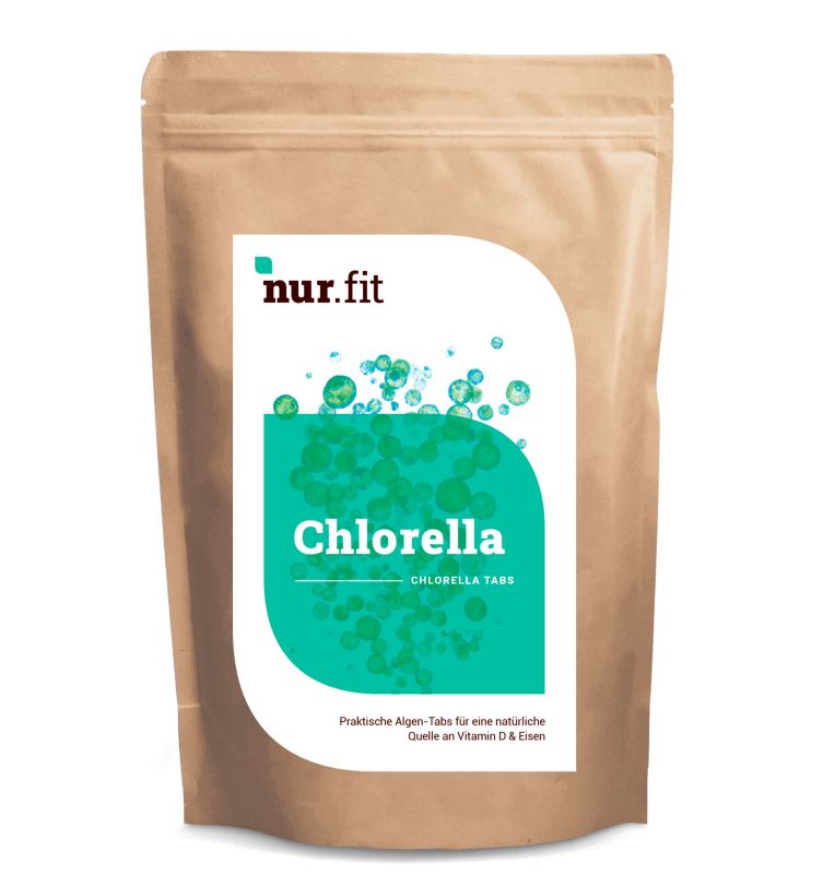 Beutel "nur.fit Chlorella Tabs" mit Produktinformationen. Grün-weiße Grafik. Brauner Hintergrund. Text: Chlorella Tabs.
