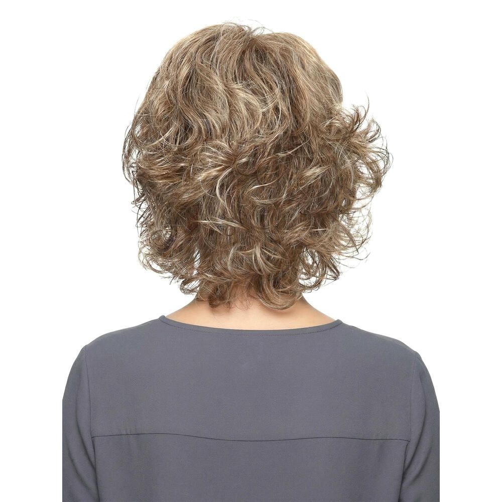Rückansicht einer Frau mit Perücke. Kurze, wellige Haare in Blond- und Brauntönen.
