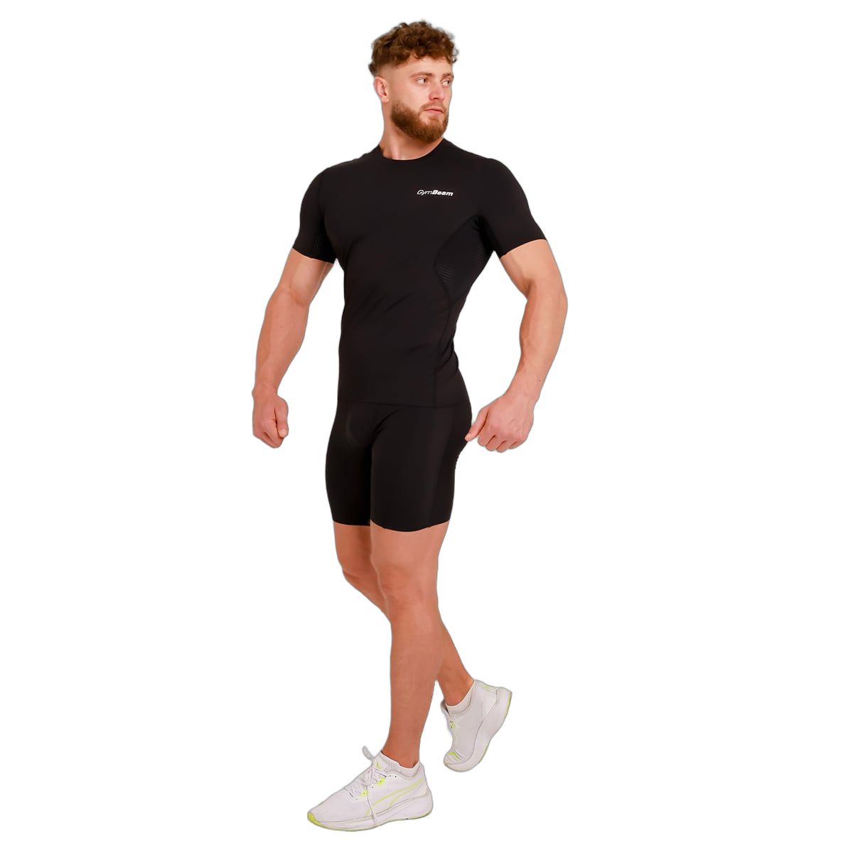 Mann in schwarzem Slim Fit T-Shirt und kurzer Hose. T-Shirt mit kurzen Ärmeln, GymBeam-Logo und Mesh-Einsätzen.