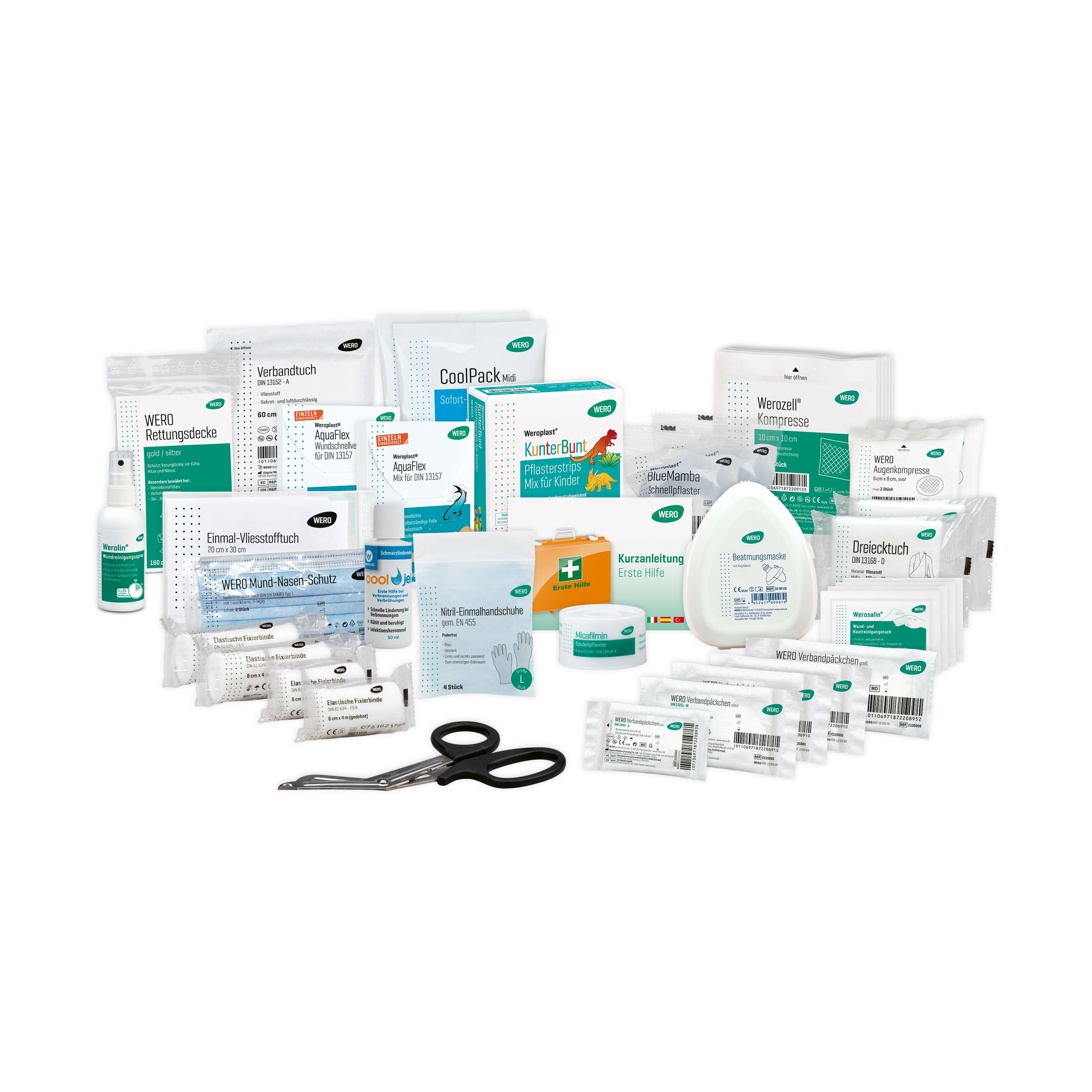 Medizinische Produkte, darunter Verbandsmaterial, Kühlpackungen und Scheren, angeordnet vor weißem Hintergrund.
