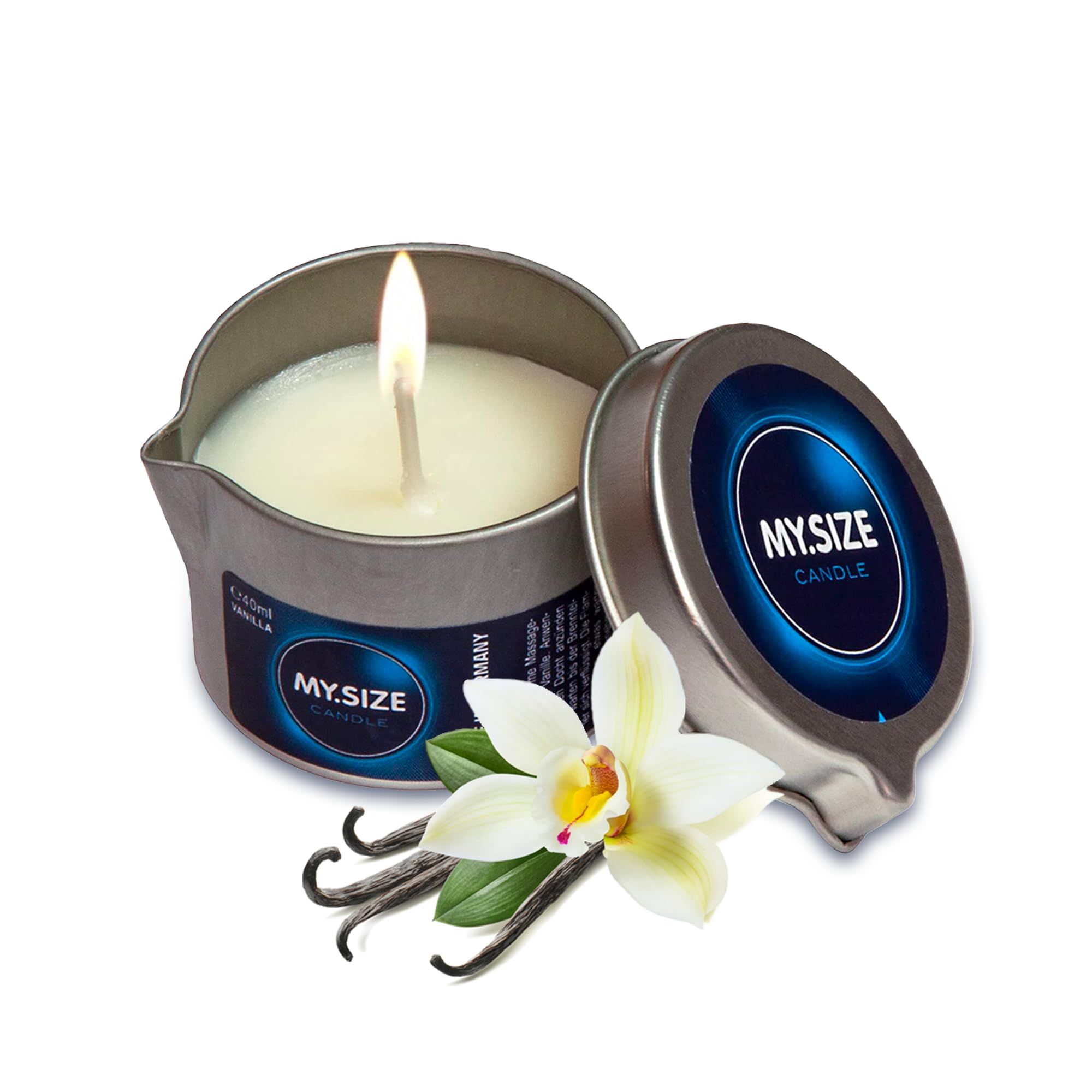 Brennende Kerze in Metalldose mit Deckel, Vanilleblüte und Schoten daneben.