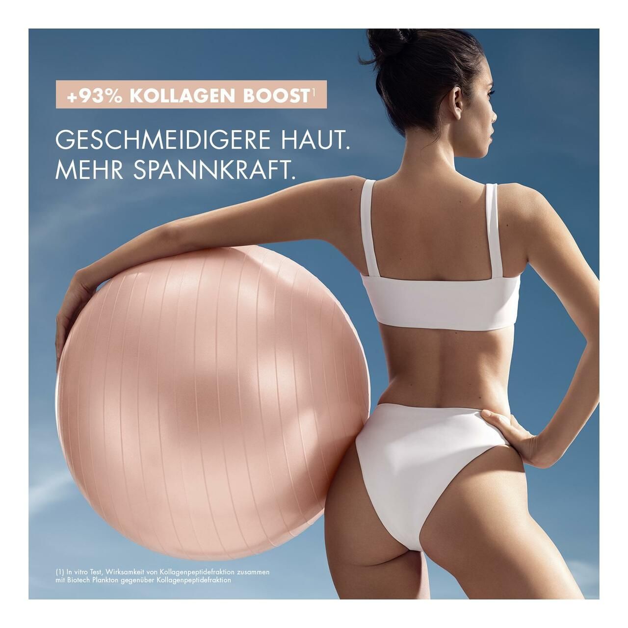 Frau mit Sportkleidung und Gymnastikball. Text: +93% Kollagen Boost. Geschmeidigere Haut. Mehr Spannkraft.