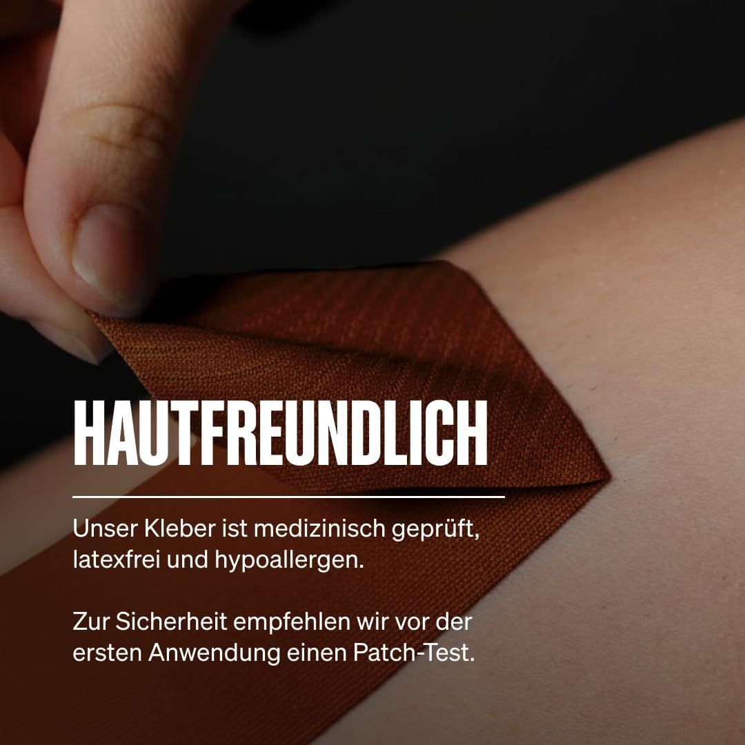 Kinesiologie-Tape wird auf die Haut aufgetragen, braun, mit Text 'Hautfreundlich'.