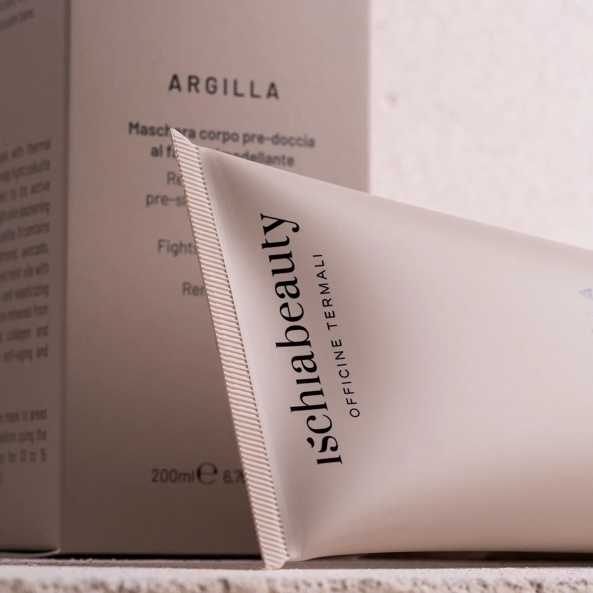 Nahaufnahme der Tube. Aufschrift: Ischiabeauty, Argilla, Maschera corpo pre-doccia al fango rimodellante.