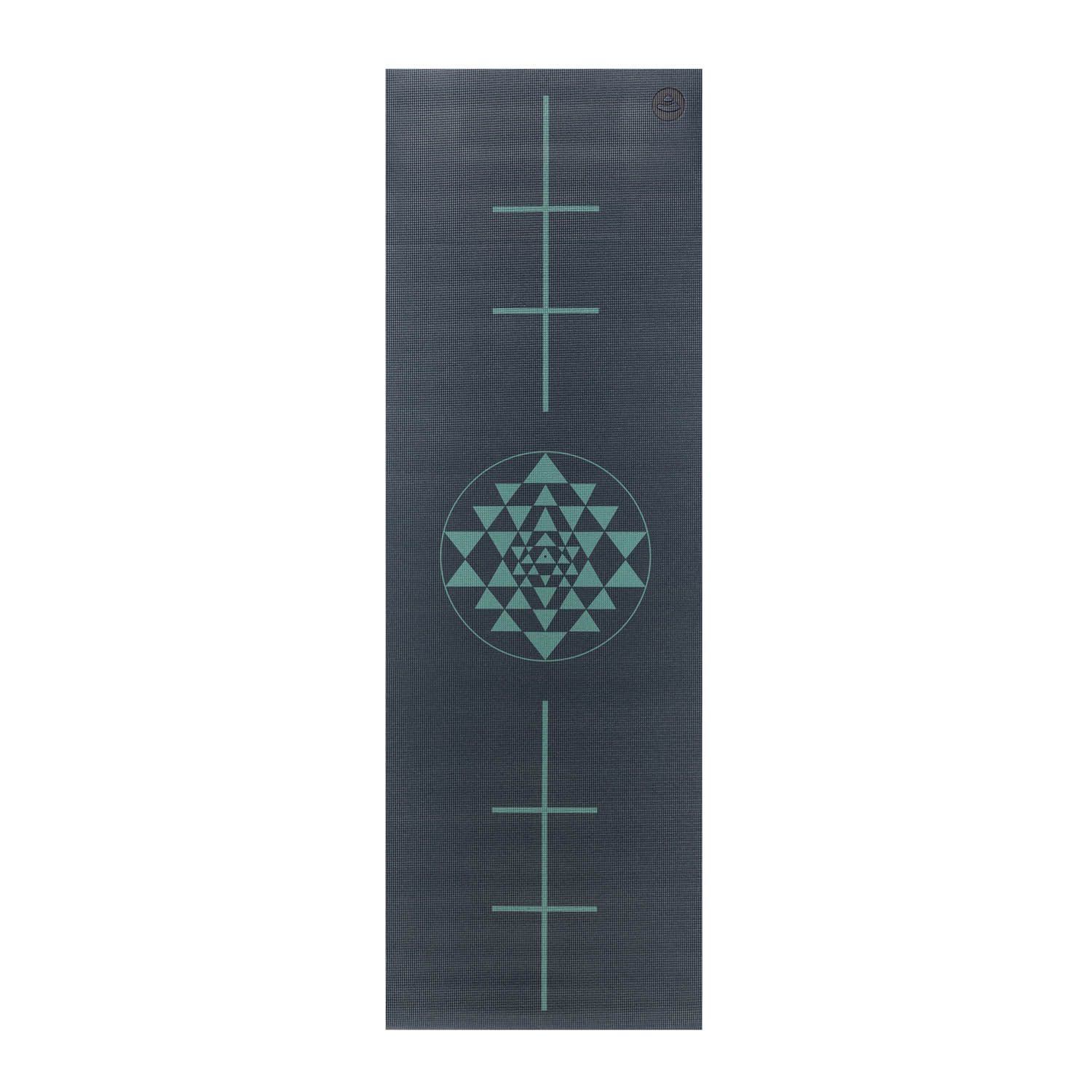 Dunkelblaue Yogamatte mit grünen Ausrichtungslinien und Yantra-Muster. YANTRA/ALIGNMENT.