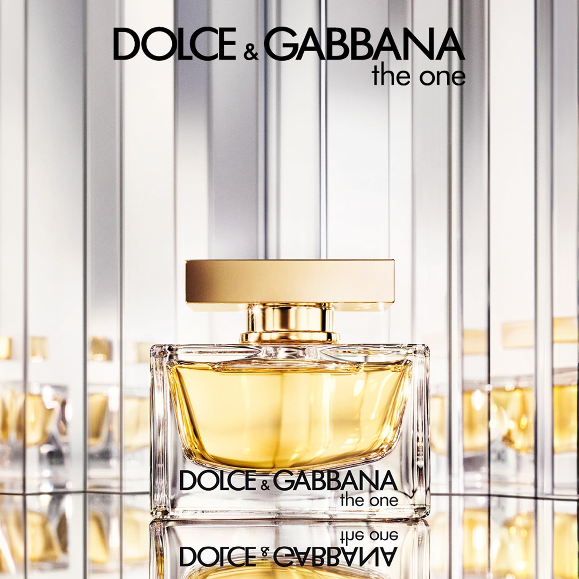 Glasflakon mit goldfarbenem Verschluss, vor einem Spiegel. Aufschrift: Dolce & Gabbana, the one. Spiegelung.