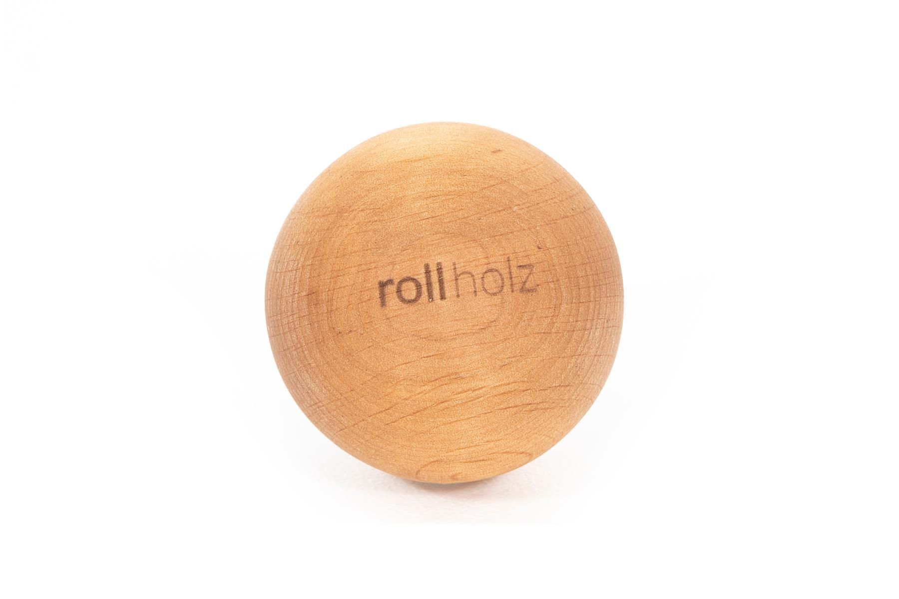 Holzfaszienball mit rollholz-Logo. Kugelform, hellbraunes Holz. Auf weißem Hintergrund.