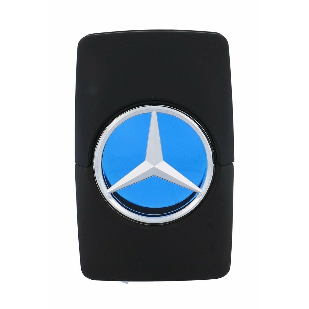 Schwarzer Flakon mit blauem Mercedes-Benz-Logo. Rechteckige Form. Silberner Rand um das Logo.