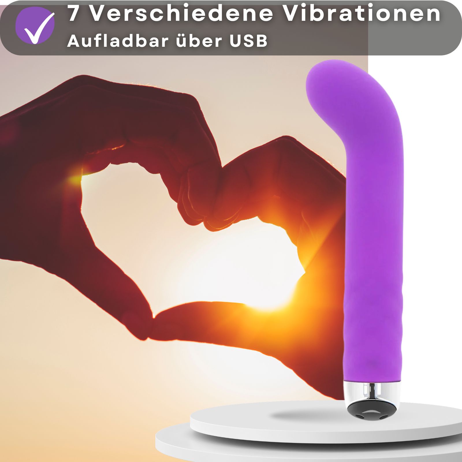 Lila Vibrator. Gebogene Form. Silikon. Auf weißem Podest. Hände im Hintergrund. Text: 7 Vibrationen, USB.