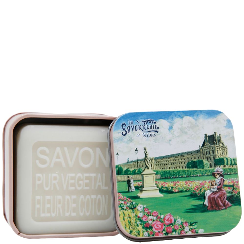 Seife in Metallbox, geöffnet. Box mit Landschaftsmotiv, Seife mit Schriftzug SAVON PUR VEGETAL FLEUR DE COTON.