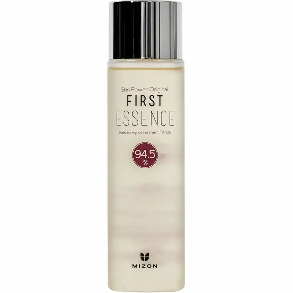 Zylindrische Flasche mit silbernem Deckel. Aufschrift: FIRST ESSENCE, 94,5%. Marke: MIZON.