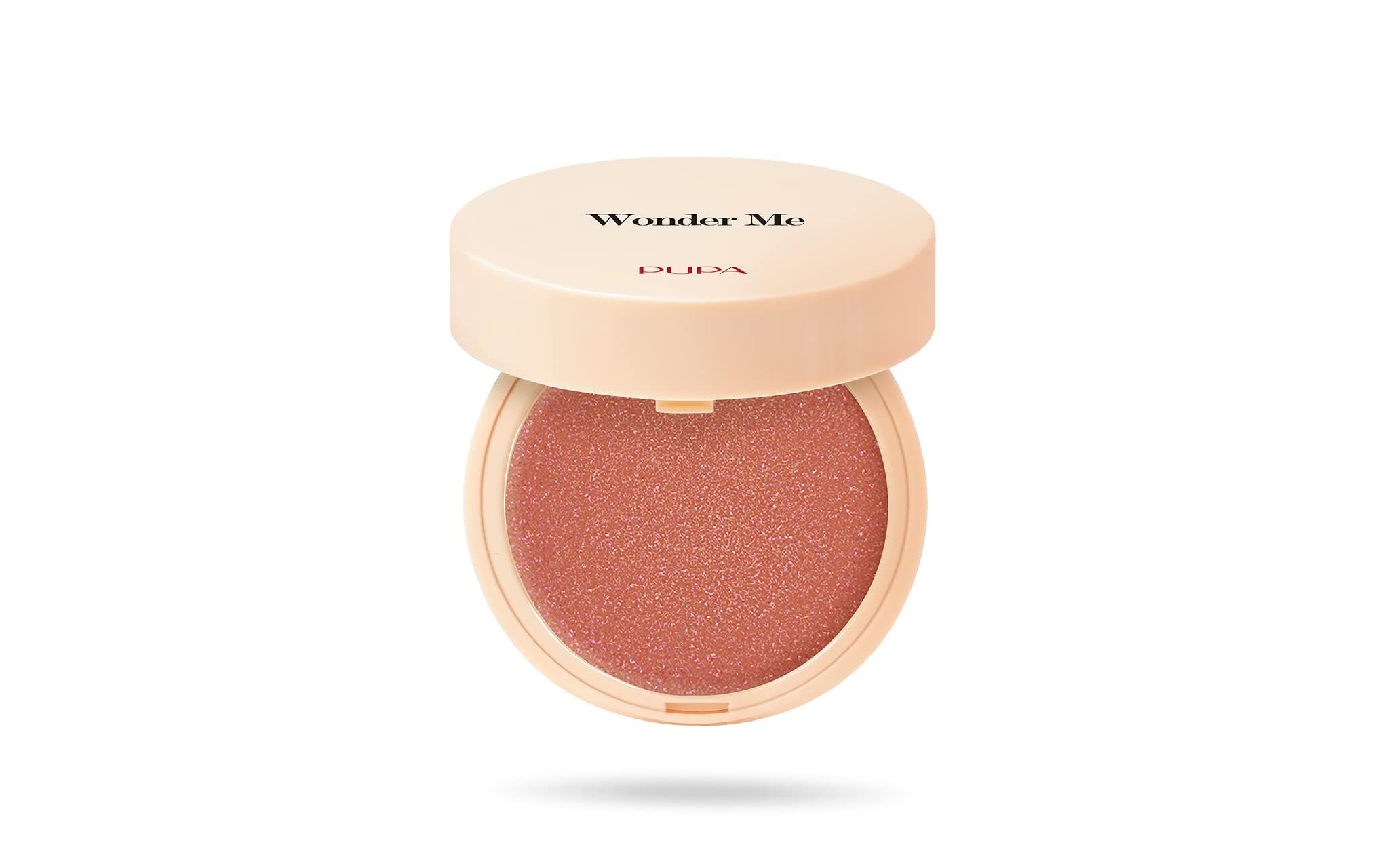 Runder, offener Blush-Behälter. Deckel mit Schriftzug Wonder Me. Rosa Blush-Farbe sichtbar.