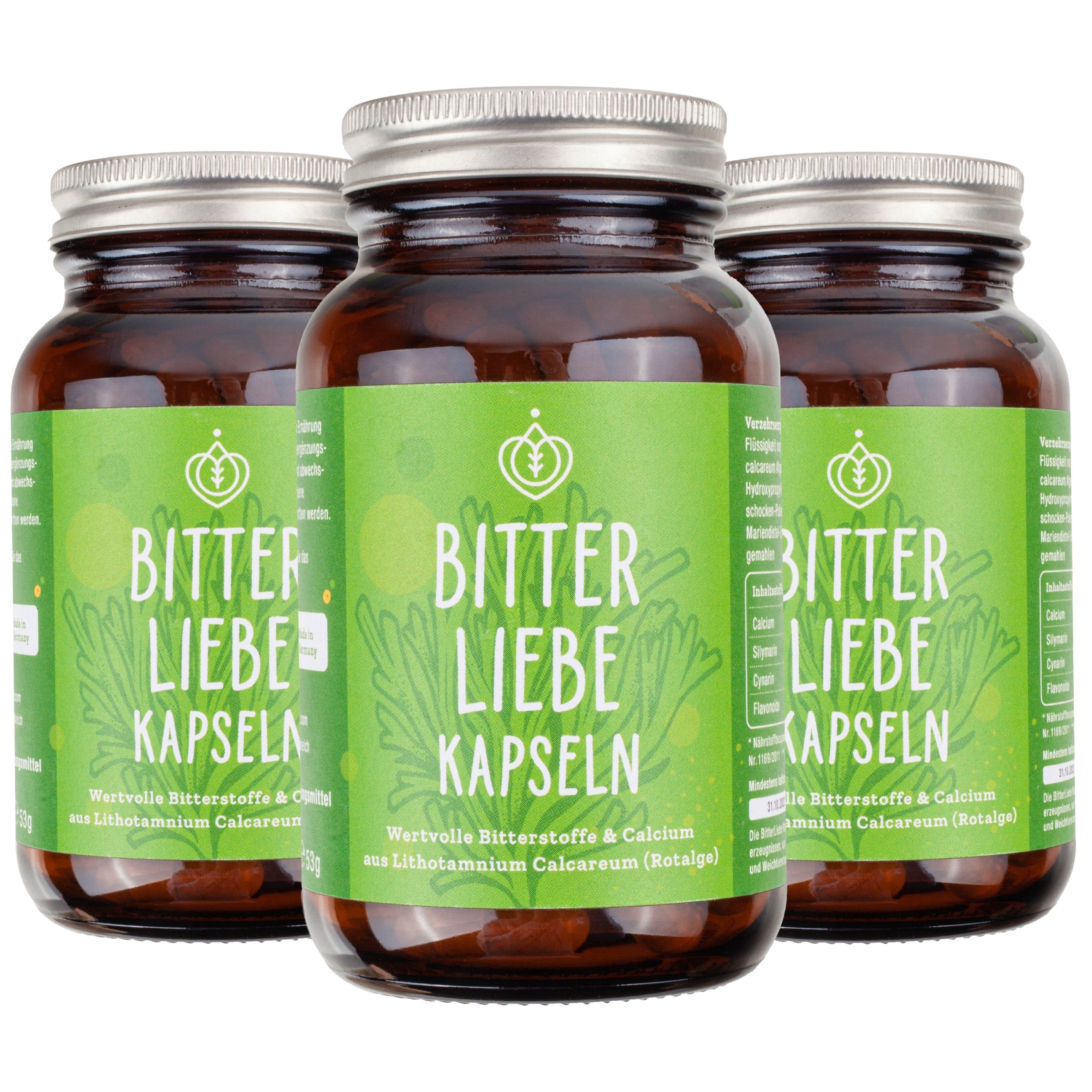Drei braune Glasflaschen mit BitterLiebe Kapseln. Aufschrift: BitterLiebe Kapseln. Wertvolle Bitterstoffe & Calcium aus Lithothamnium Calcareum (Rotalge).