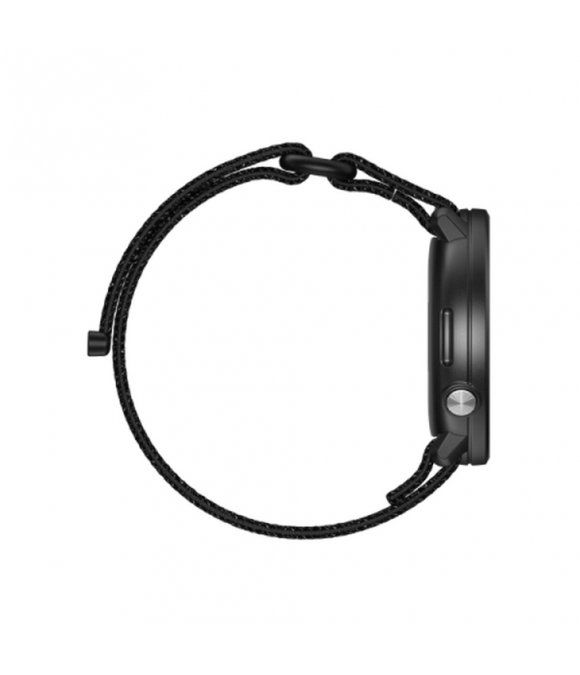 Schwarze Smartwatch mit rundem Zifferblatt und schwarzem Armband. Seitenansicht.