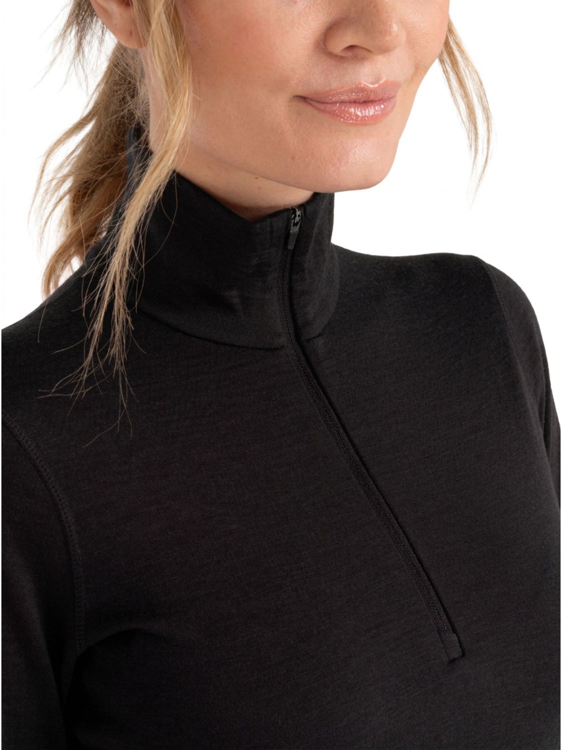 Nahaufnahme des Kragens und Reißverschlusses eines schwarzen Damen-Merino-Pullovers.