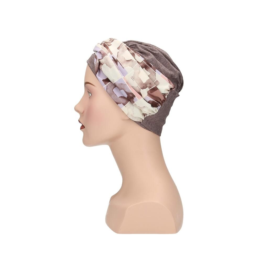 Turban Nora, floral Muster. Grauer Stoff, floraler Überwurf. Auf einer Büste präsentiert.