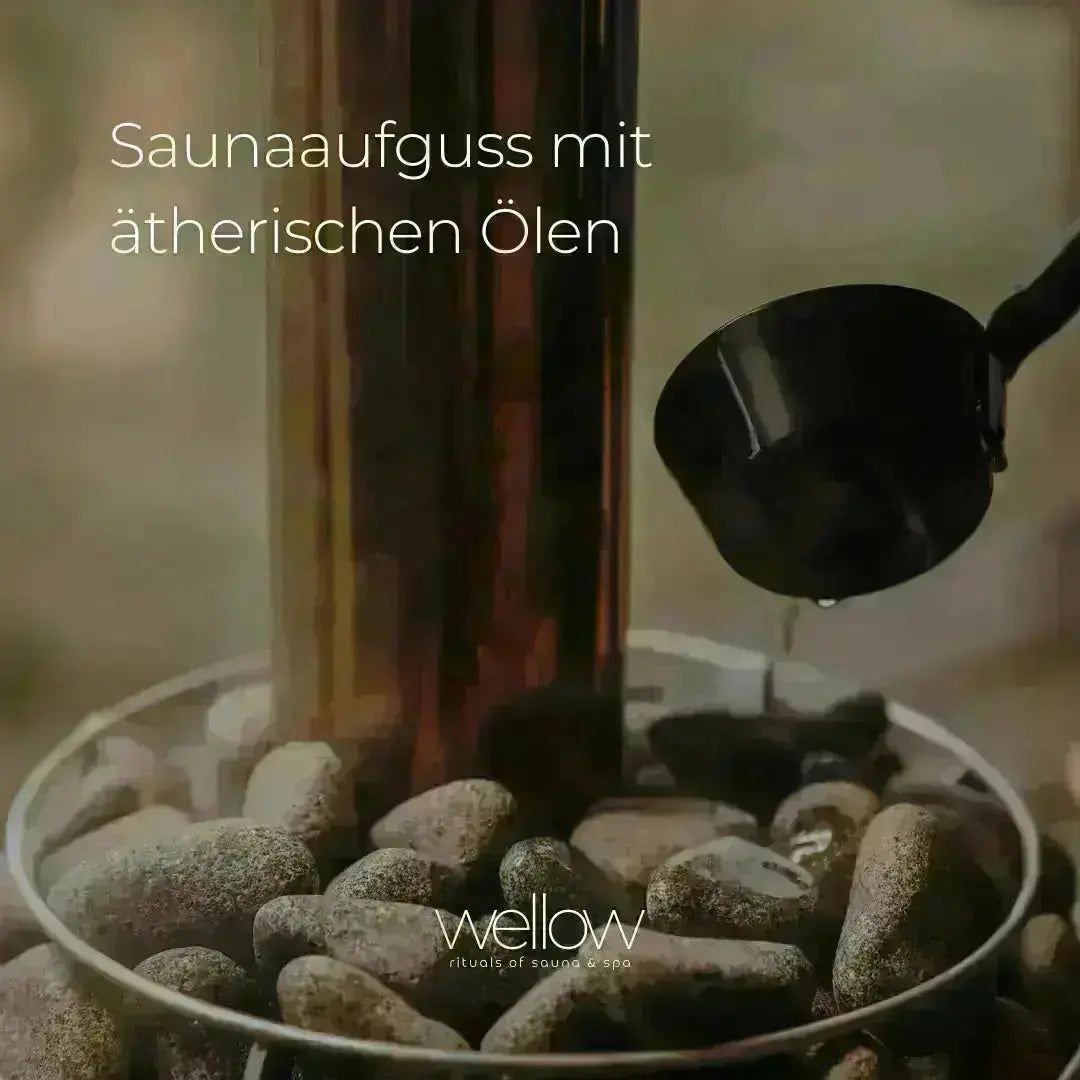 Saunaaufguss mit ätherischen Ölen. Ein schwarzer Schöpfer gießt Öl auf heiße Steine in einer Sauna.