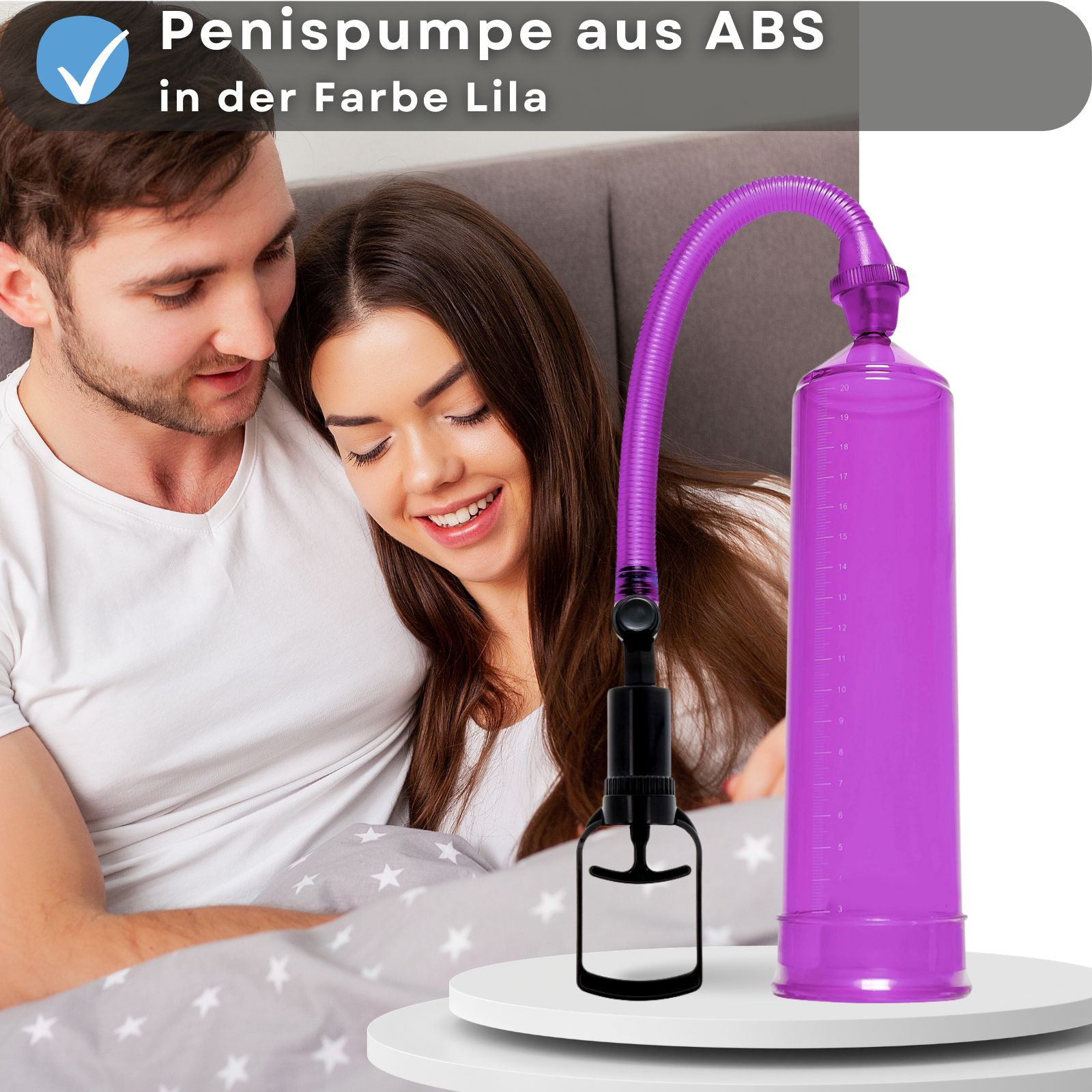 Lila Penis-Pumpe mit Pumpgriff und Schlauch. Paar im Bett. Text: ABS, Farbe Lila.