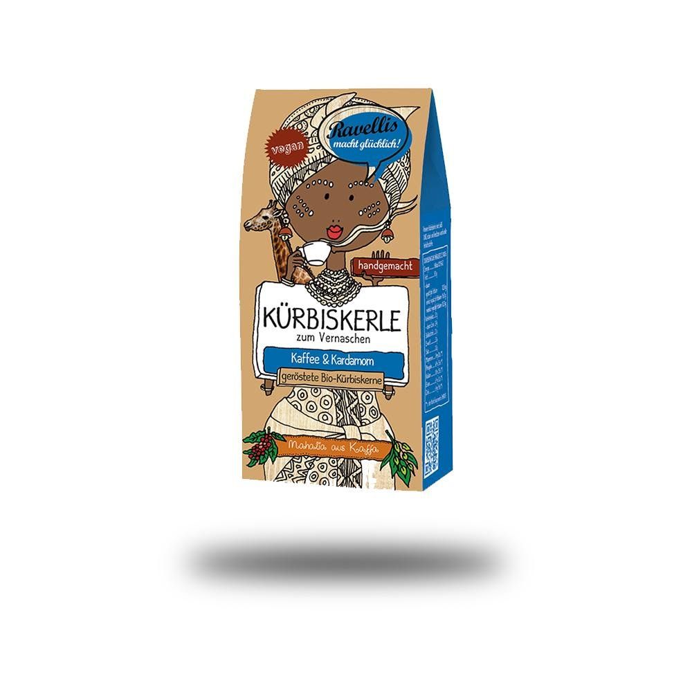 Verpackung von Ravellis Kürbiskernen. Aufdruck: Kürbiskerle, Kaffee & Kardamom, handgemacht, vegan. Illustration einer Frau.