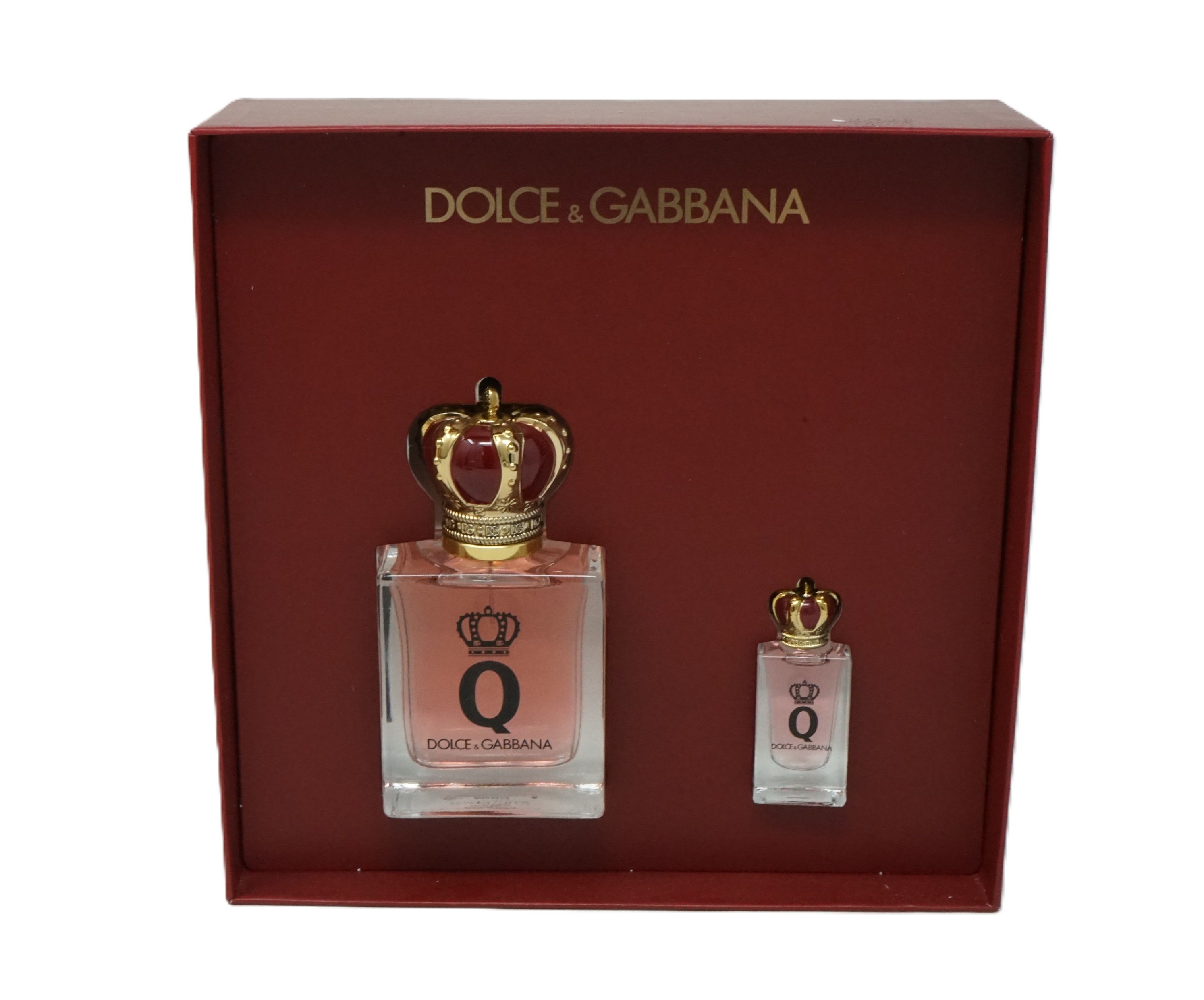 Geschenkset mit zwei Q Eau de Parfum Flakons. Rechteckige Flakons mit Kronenverschluss in roter Box. Dolce & Gabbana Logo.