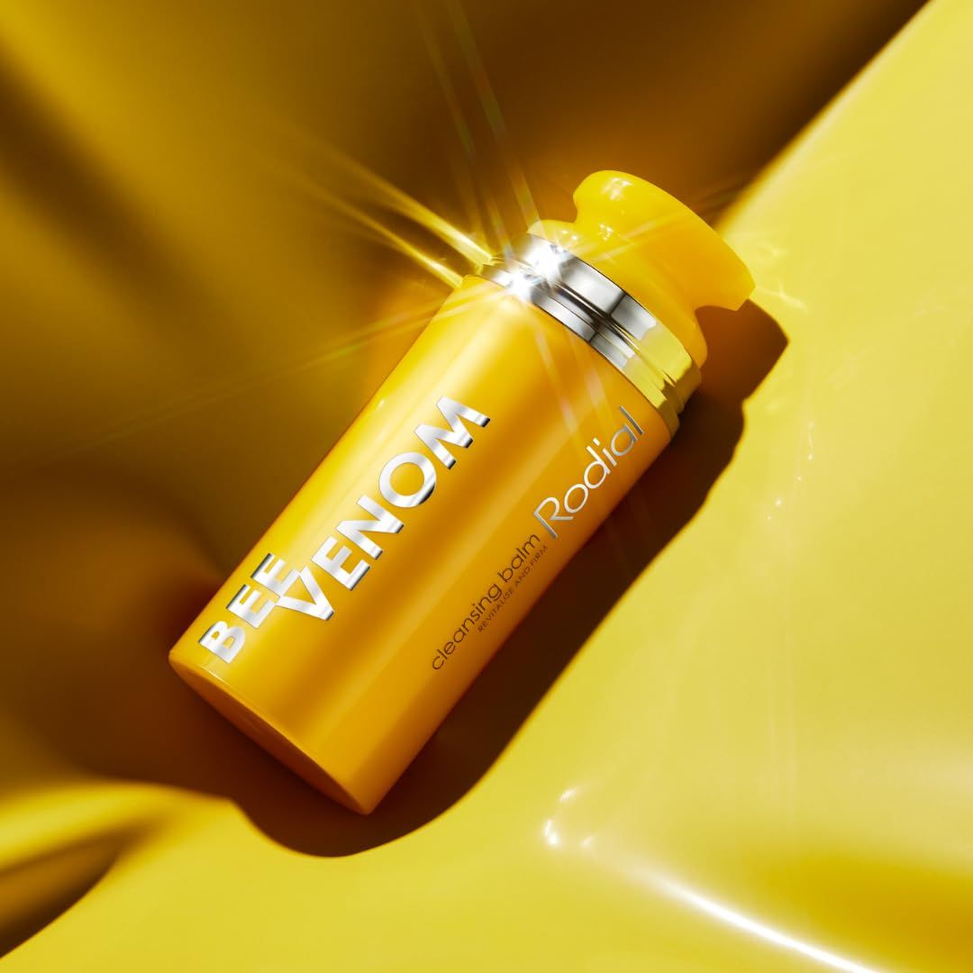 Gelbe zylindrische Flasche mit silbernem Deckel. Aufschrift: BEE VENOM, Rodial. Glänzender Hintergrund.