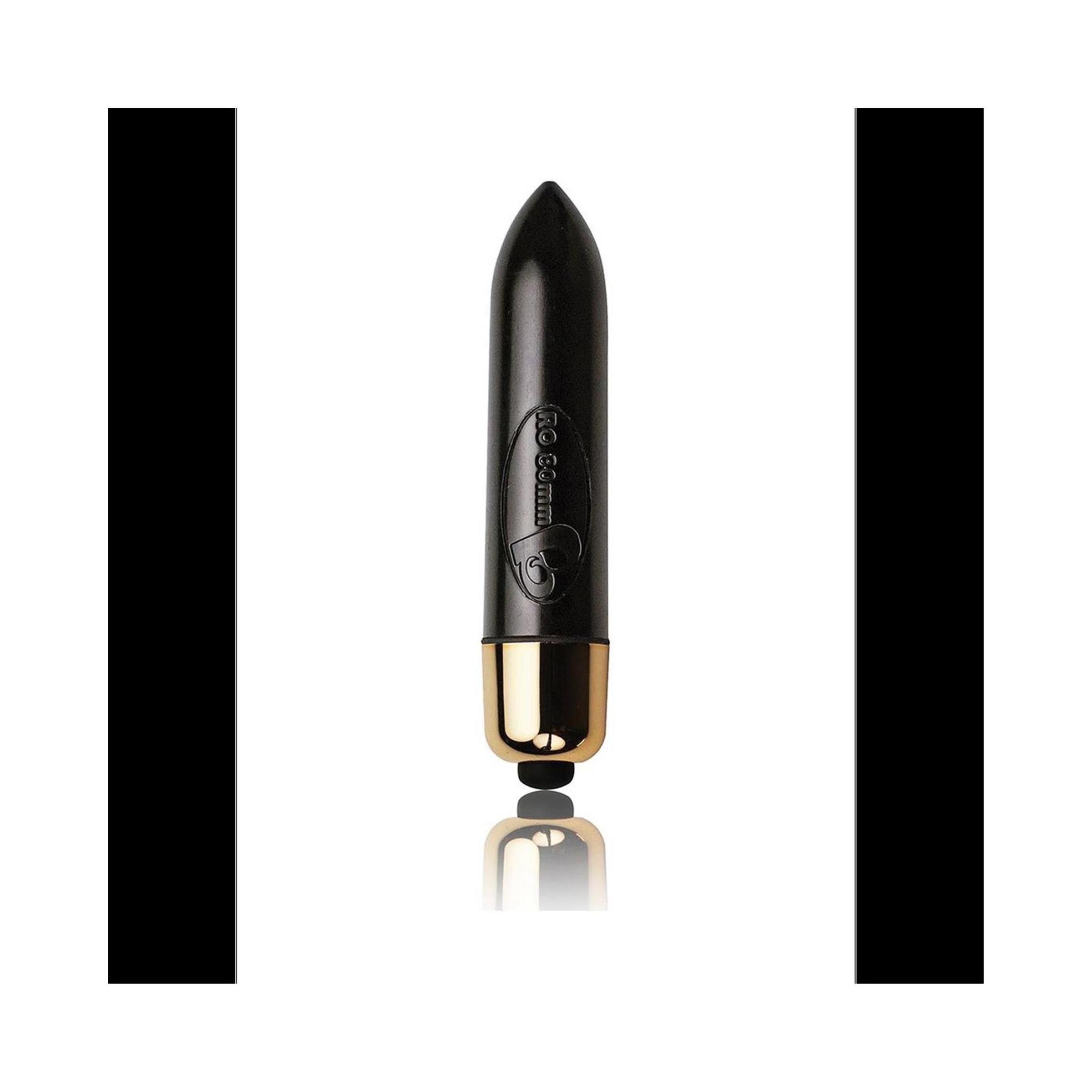 Schwarzer Vibrator mit goldfarbenem Akzent. Zylindrische Form mit abgerundeter Spitze. Marke und Logo sind sichtbar.