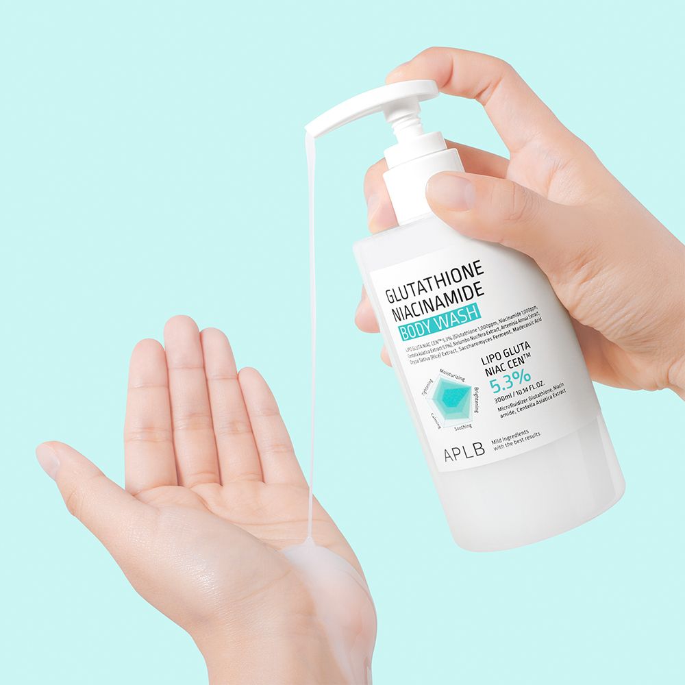 Eine Hand fängt Body Wash auf. Flasche mit Aufschrift: Glutathione Niacinamide Body Wash. Mit Dosierpumpe.