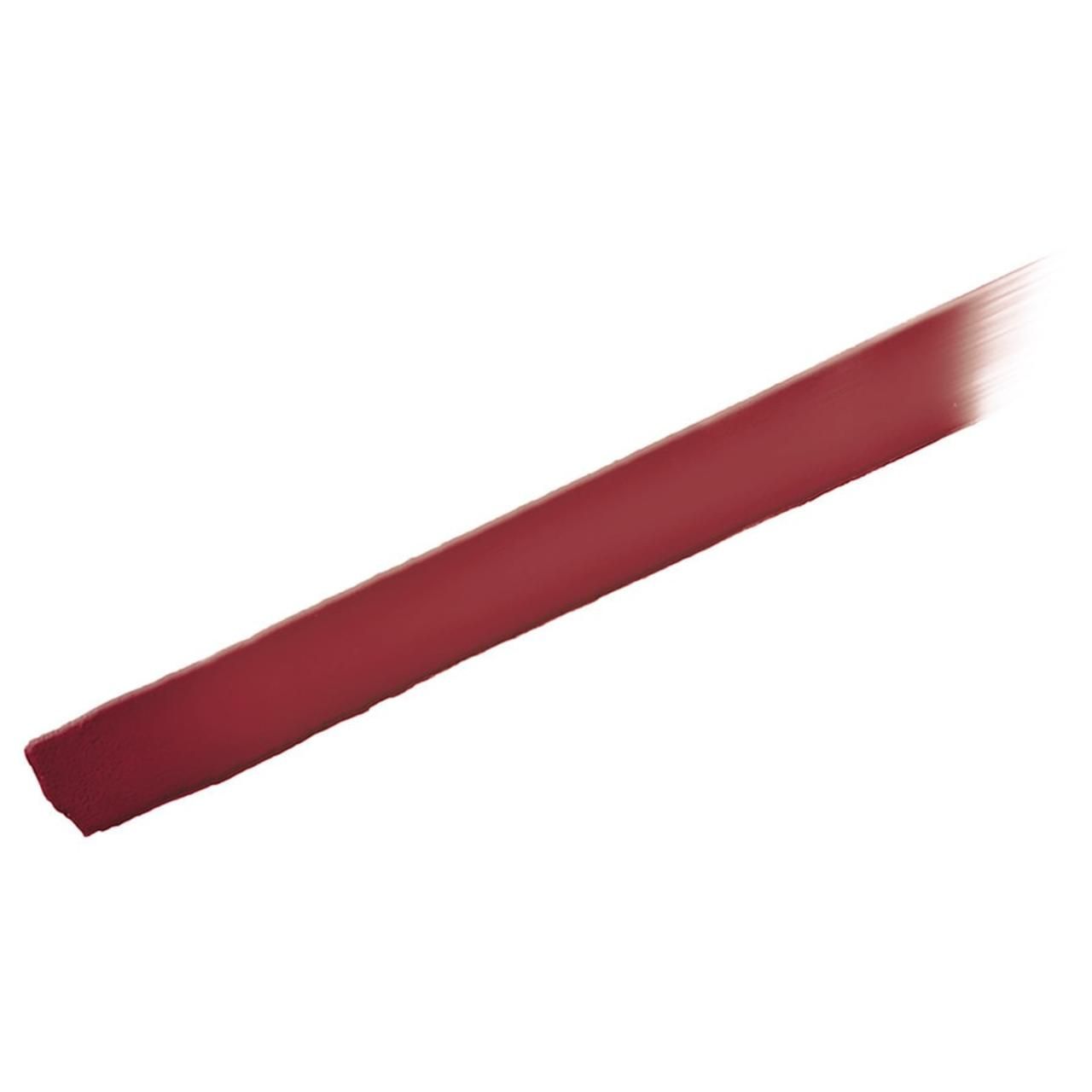 Ein diagonaler Lippenstiftstrich in dunklem Rot. Der Strich ist leicht verschmiert.
