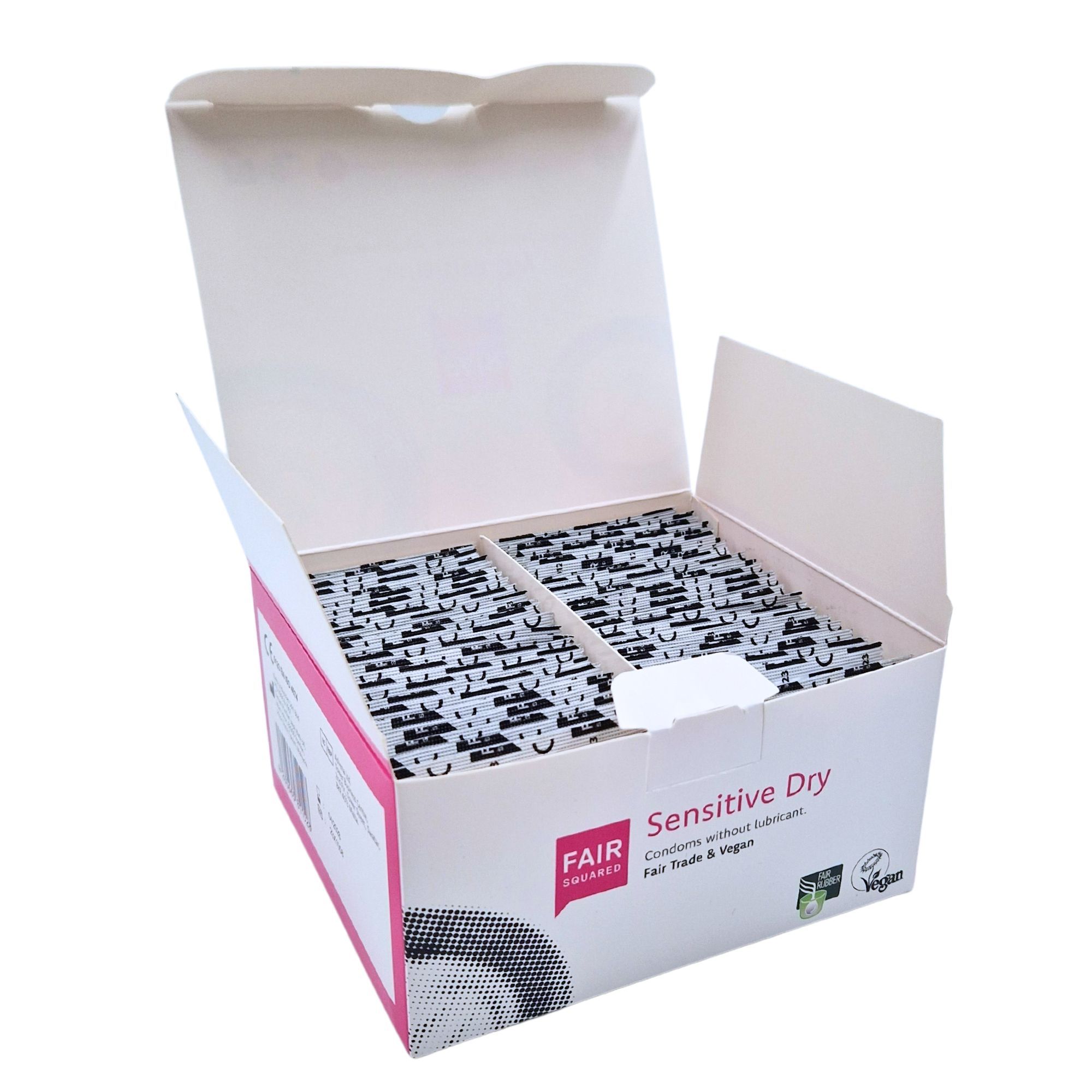 Geöffnete Kartonverpackung mit Kondomen. Marke Fair Squared, Produktname Sensitive Dry. Kondome in Einzelverpackungen.