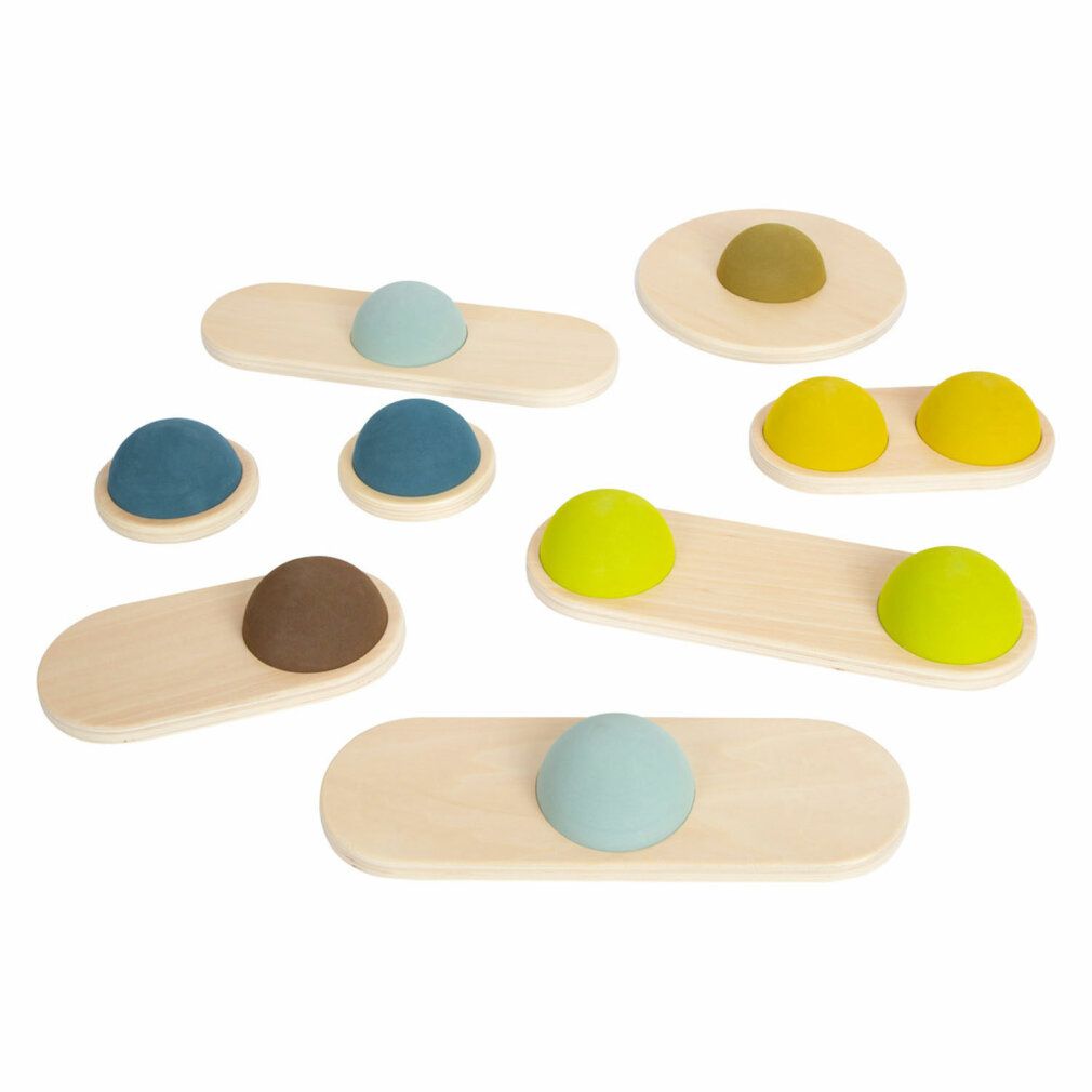 Mehrere Balanceboards mit Holzplatten und farbigen Halbkugeln. Verschiedene Formen und Farben.