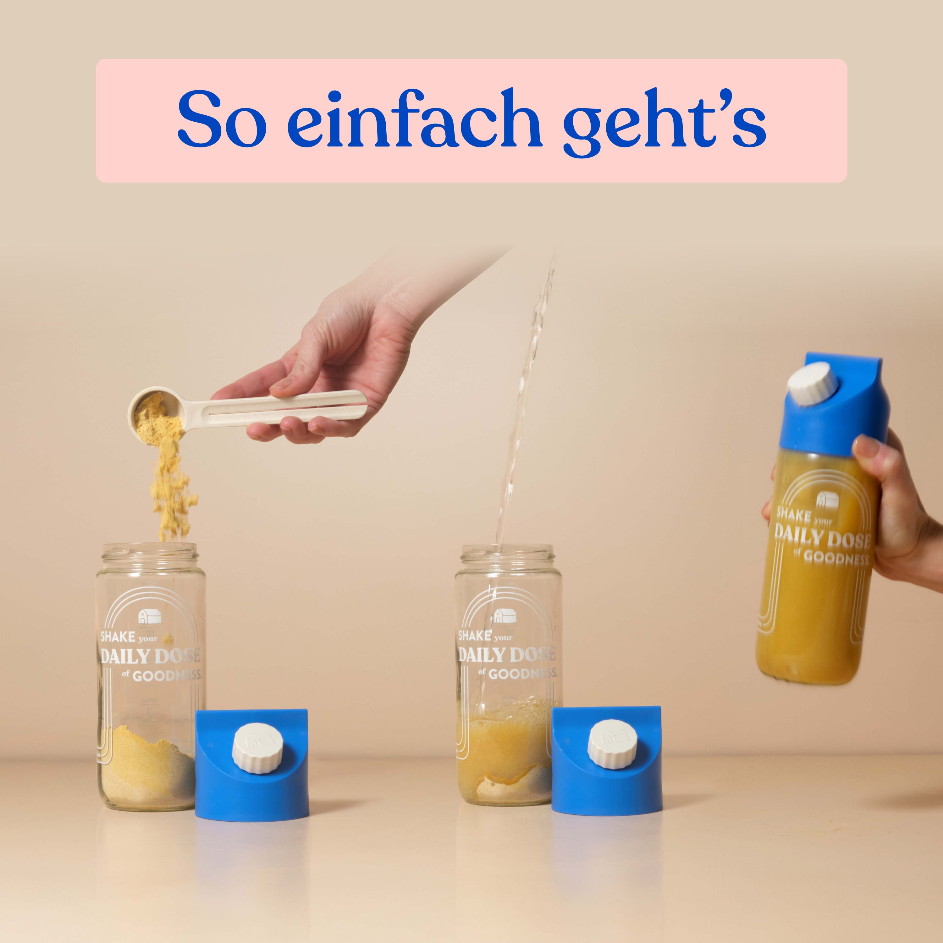 Hände schütten Golden Oat Latte in Gläser. Blaue Deckel und Shaker-Flaschen sind sichtbar.