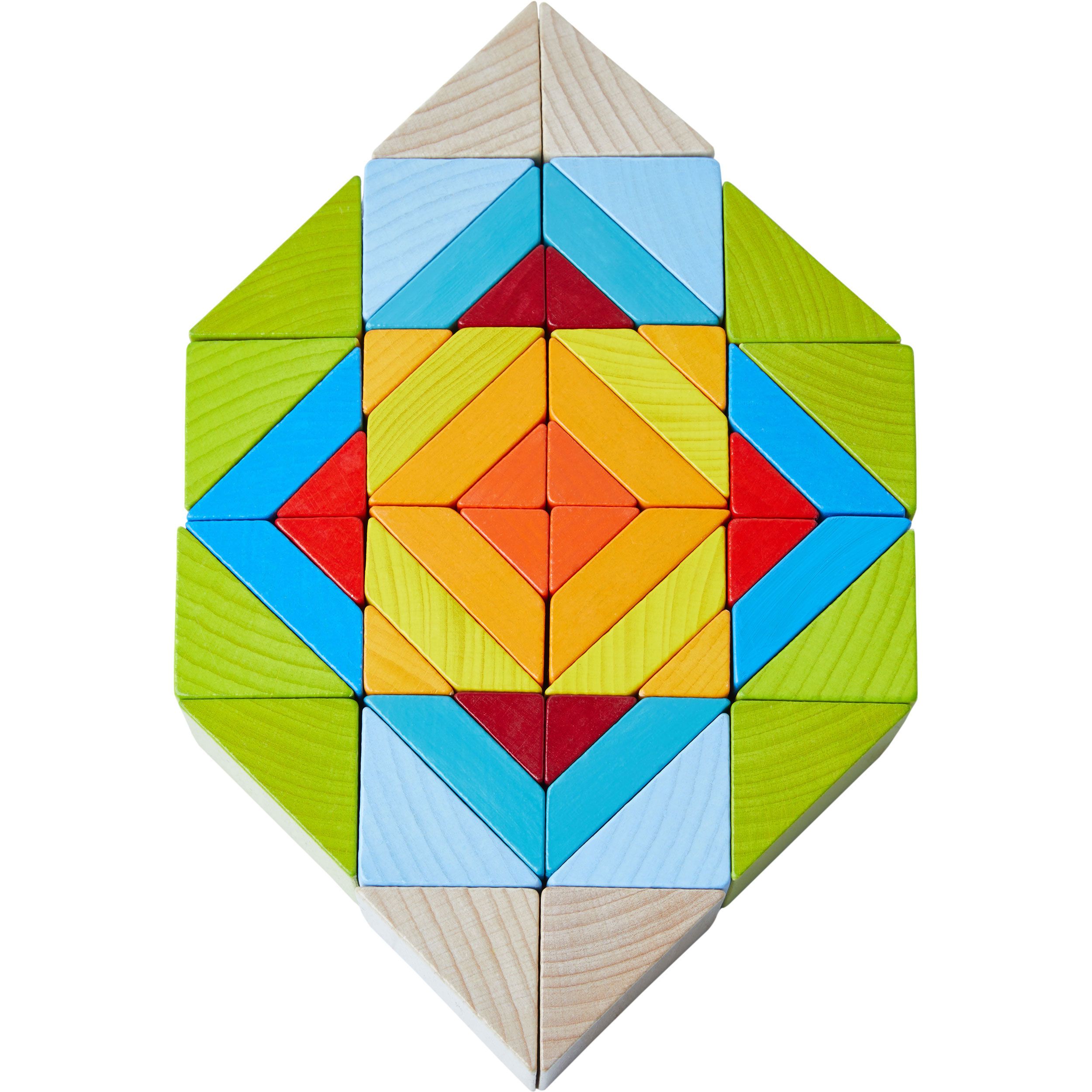 Zusammengesetzte Spielbausteine in geometrischer Form. Farben: Grün, Blau, Holz, Orange, Rot.