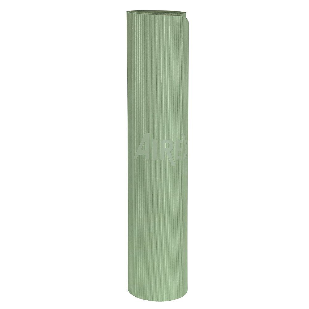 Gerollte grüne Gymnastikmatte. Vertikale Rillen. Logo sichtbar.