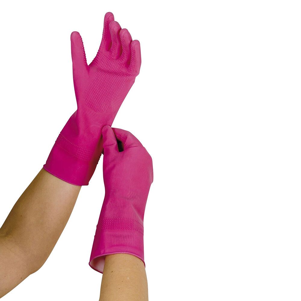 Rosa Gummihandschuhe. Lange Stulpe, strukturierte Handfläche. Hände beim Anziehen. Weißer Hintergrund.
