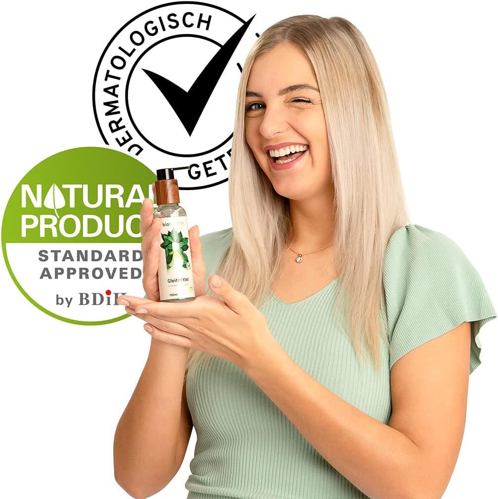 Frau hält BIO BALANCE Gleitmittel Flasche. Auf der Flasche steht "Gleitmittel". Logos: Dermatologisch getestet, Natural Product.