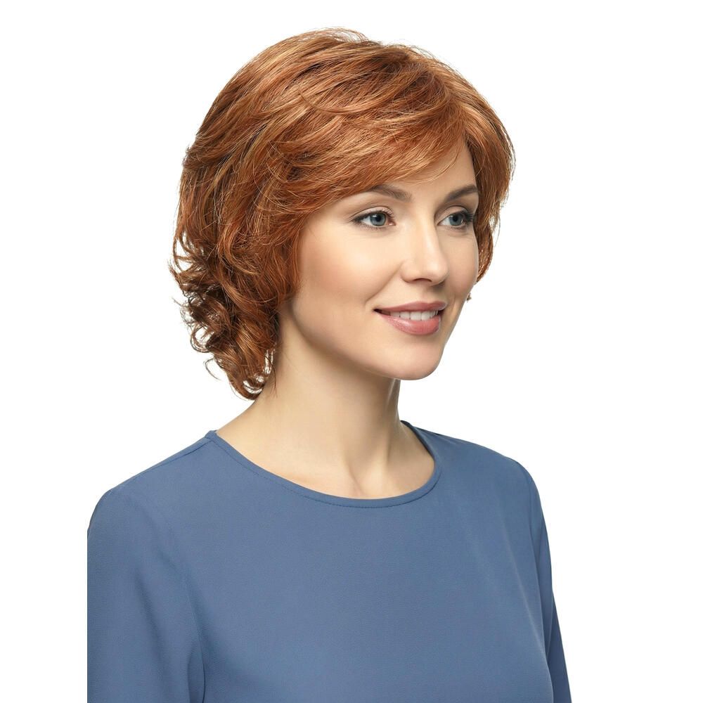 Perücke mit gewelltem, rotbraunem Haar. Die Frau trägt ein blaues Oberteil. Nahaufnahme.